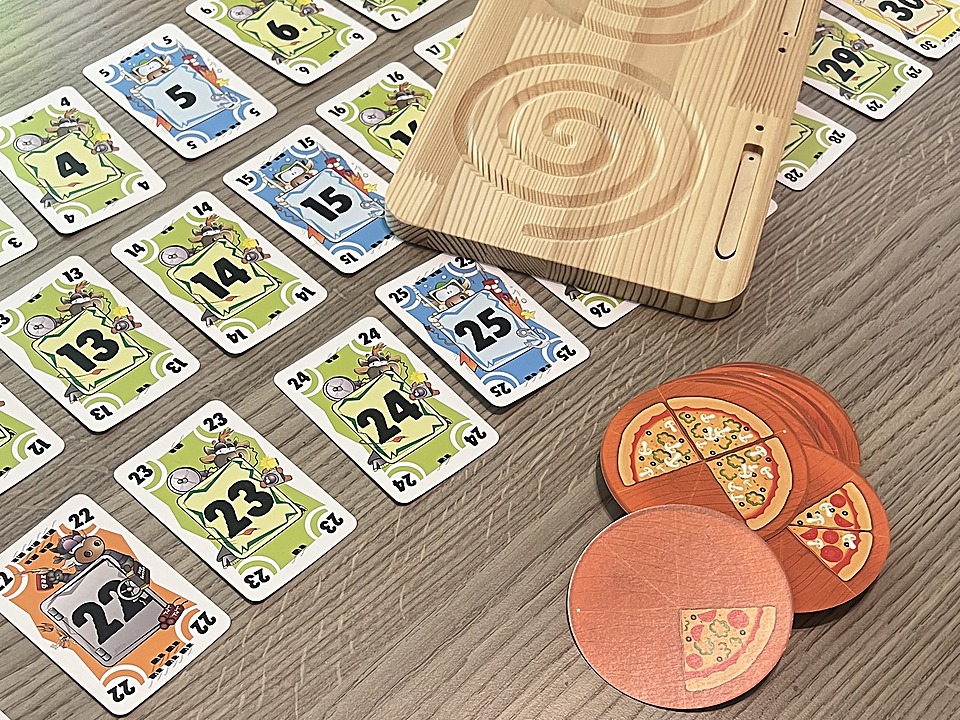 Lernspiel mit Zahlenkarten und Spielchips